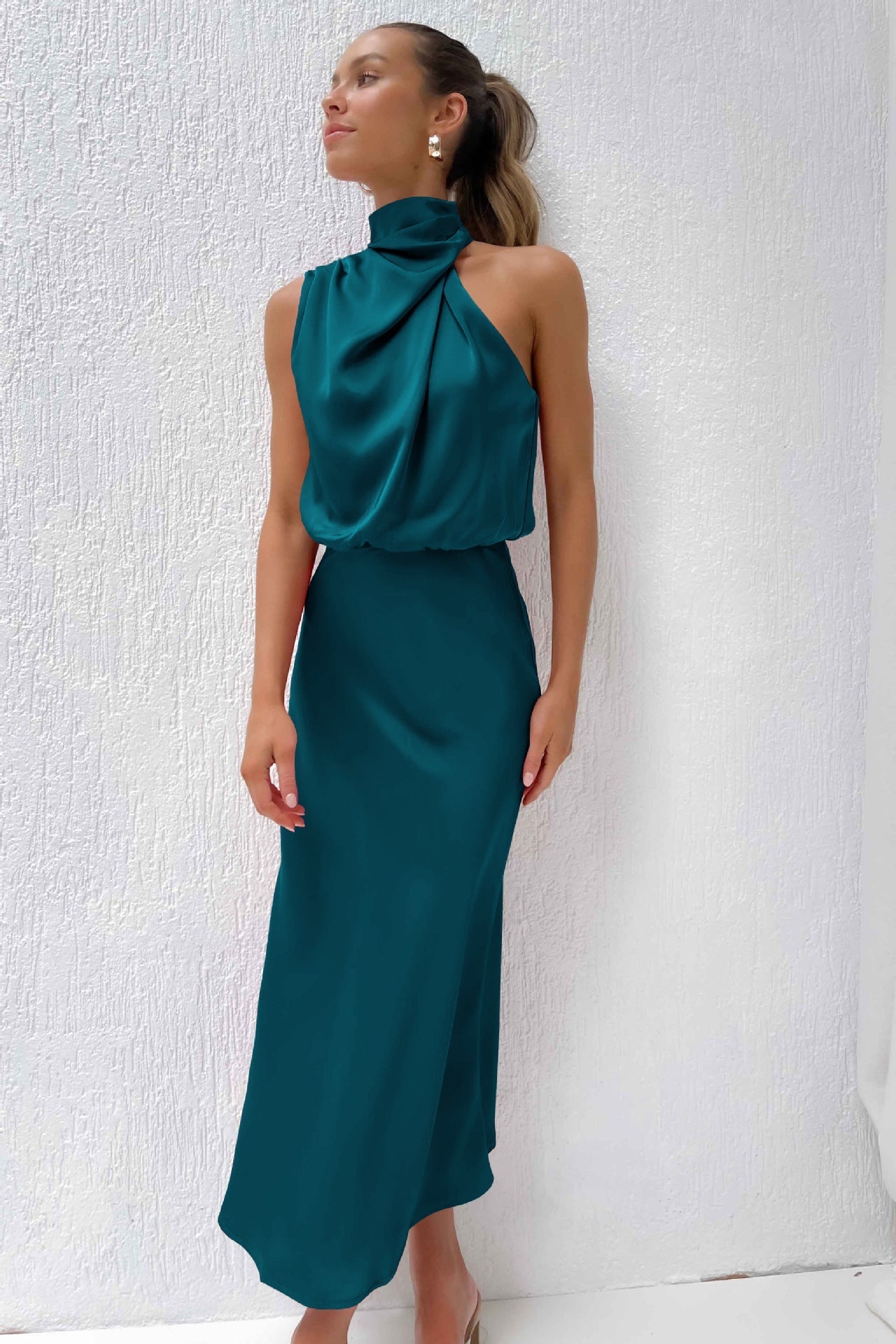 Alandra | Vestido largo de satén con cuello halter