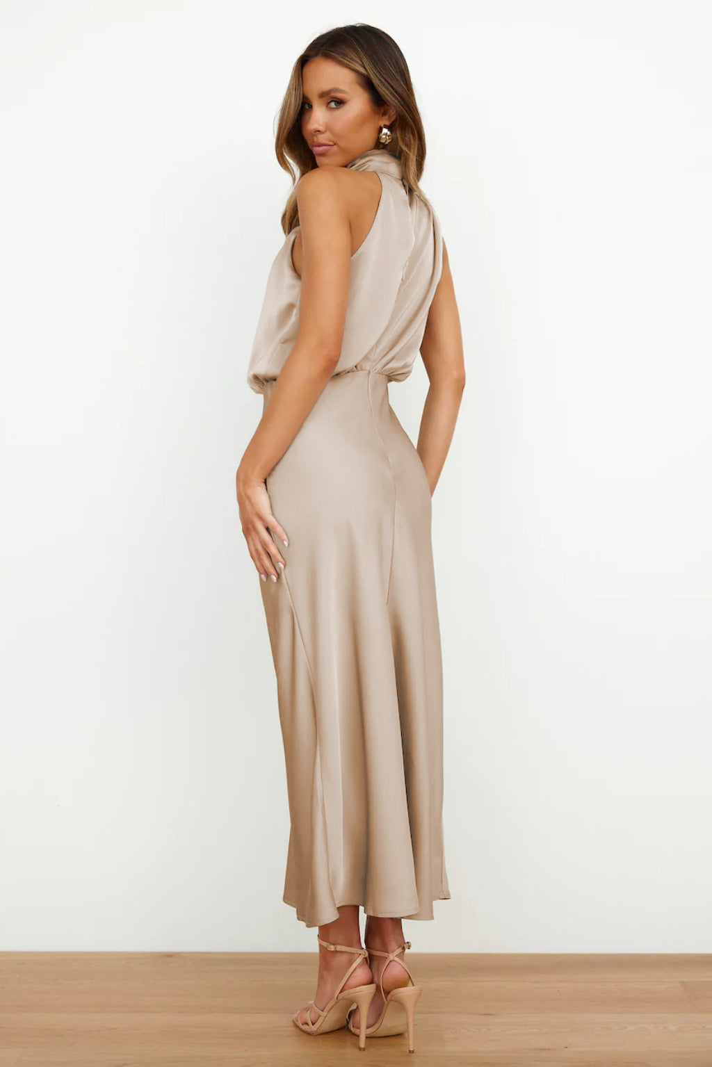 Alandra | Vestido largo de satén con cuello halter