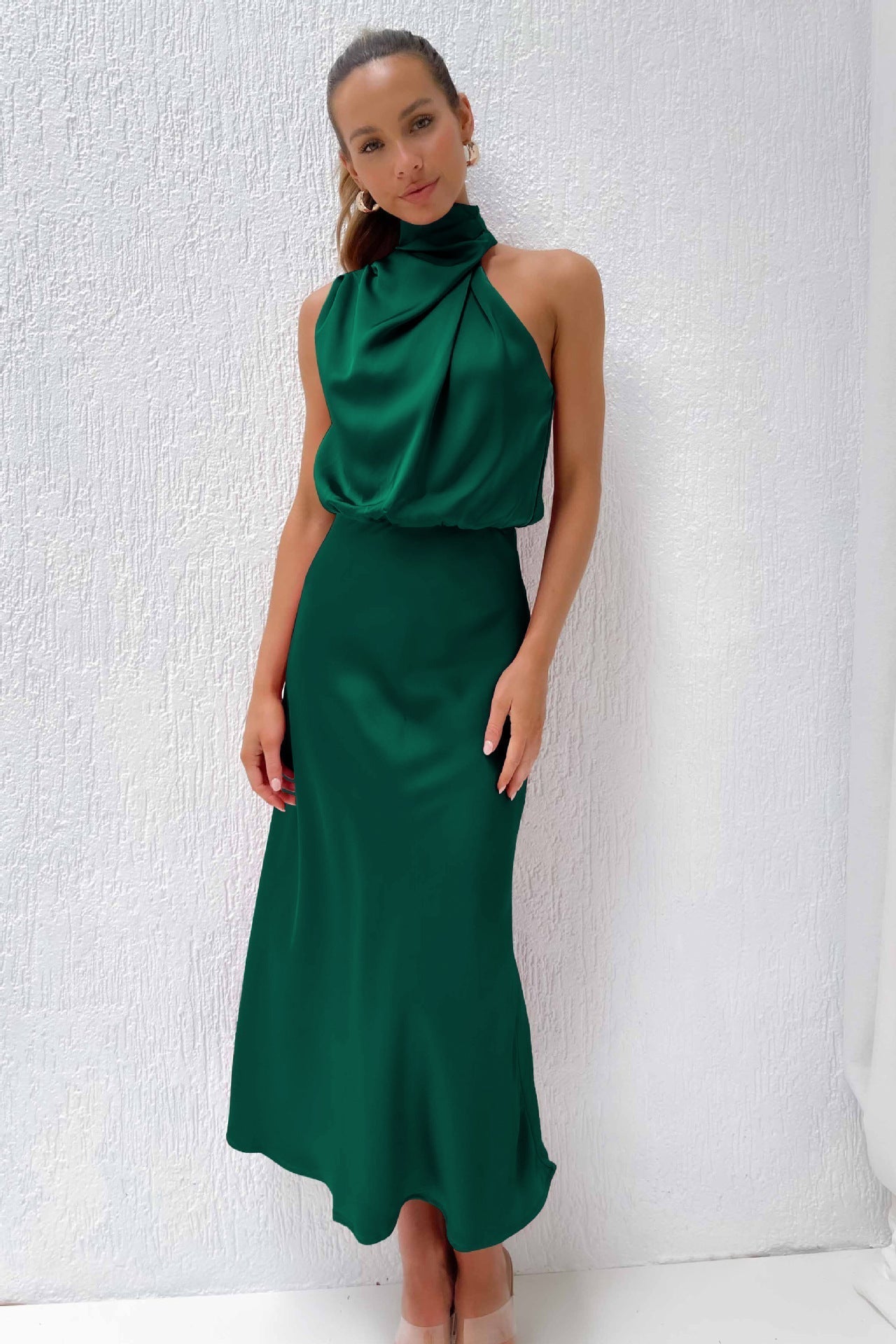 Alandra | Vestido largo de satén con cuello halter