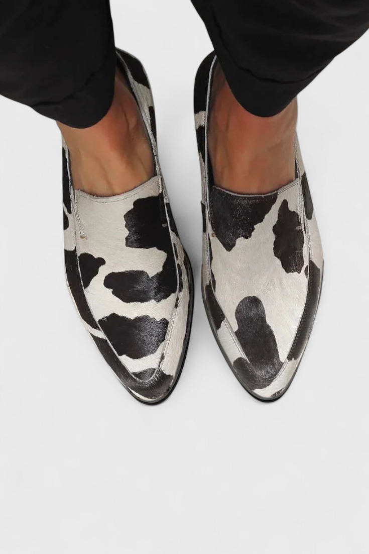 Elegantes mocasines Macarena de tacón bajo con estampado animal
